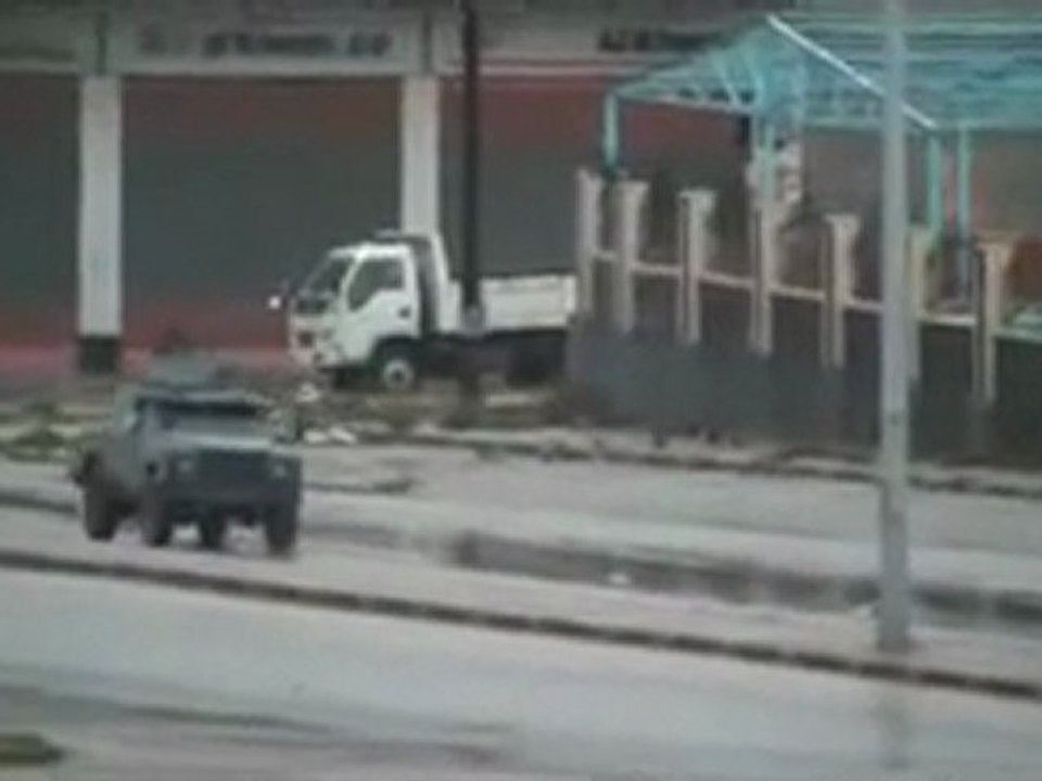 فري برس   حمص المصفحات تطلق النار على حي الخالدية 17  1   2012