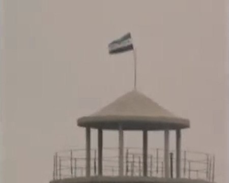 فري برس علم الثورة السورية يرفرف في سماء مدينة كفربطنا 17 1 2012