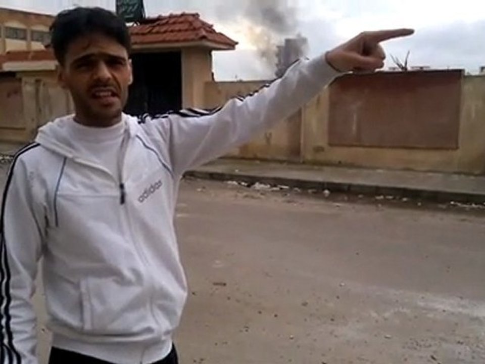 فري برس   حمص البياضة احتراق منزل من القصف المدفعي 18 1 2012