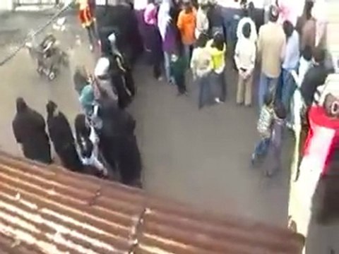 فري برس حمص باباعمرو إستمرار أزمة الخبز بسبب قصف الفرن 18 1 2012