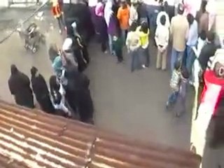 فري برس   حمص باباعمرو إستمرار أزمة الخبز بسبب قصف الفرن 18 1 2012