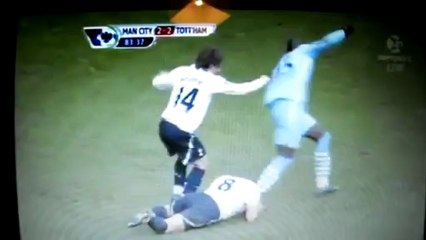 Ο Μπαλοτέλι πατάει στο κεφάλι  τον Πάρκερ