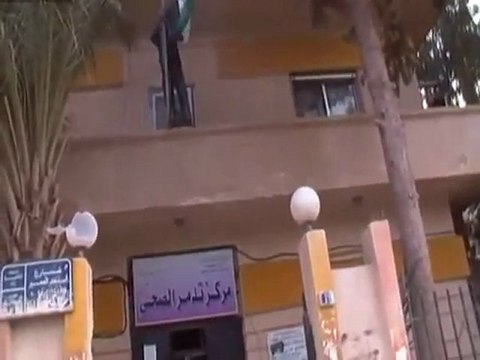 فري برس حمص تدمر رفع علم الاستقلال على مبنى المستوصف 18 1 2012