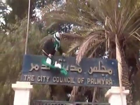 فري برس حمص تدمر رفع علم الاستقلال على مدخل البلدية 18 1 2012