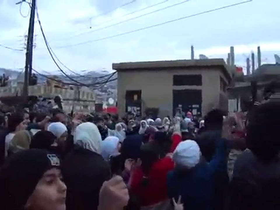 فري برس   ريف دمشق  عناصرمن الجيش الحر بين أهالي الزبداني 18 1 2012