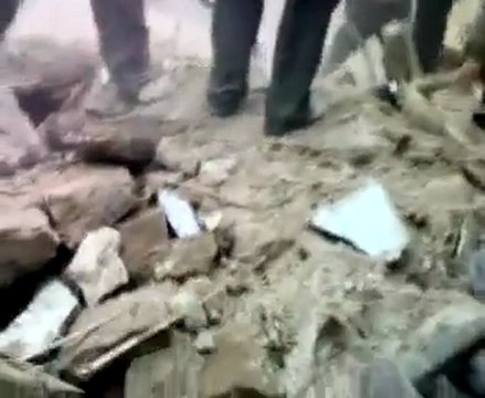 فري برس حمص باب هود الأنقاض محاولةاستخراج المدنيين 19 1 2012