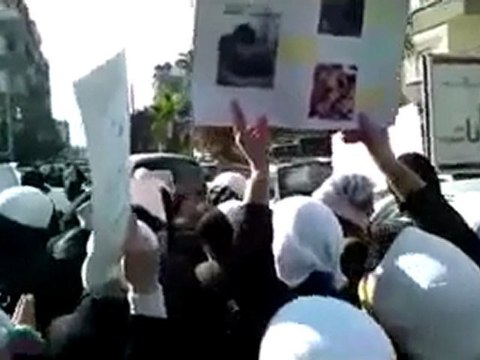 فري برس ريف دمشق داريا اعتصام نسائي للمطالبة بالمعتقلين19 1 2012 ج4