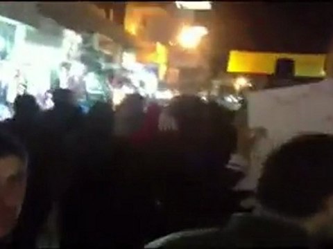 فري برس ديرالزور مظاهرة مسائية شارع حسن الطه بااروع الهتافات للشهيد و للوطن ولحمص وللزبداني واسقاطا للطاغية 19 1 2012