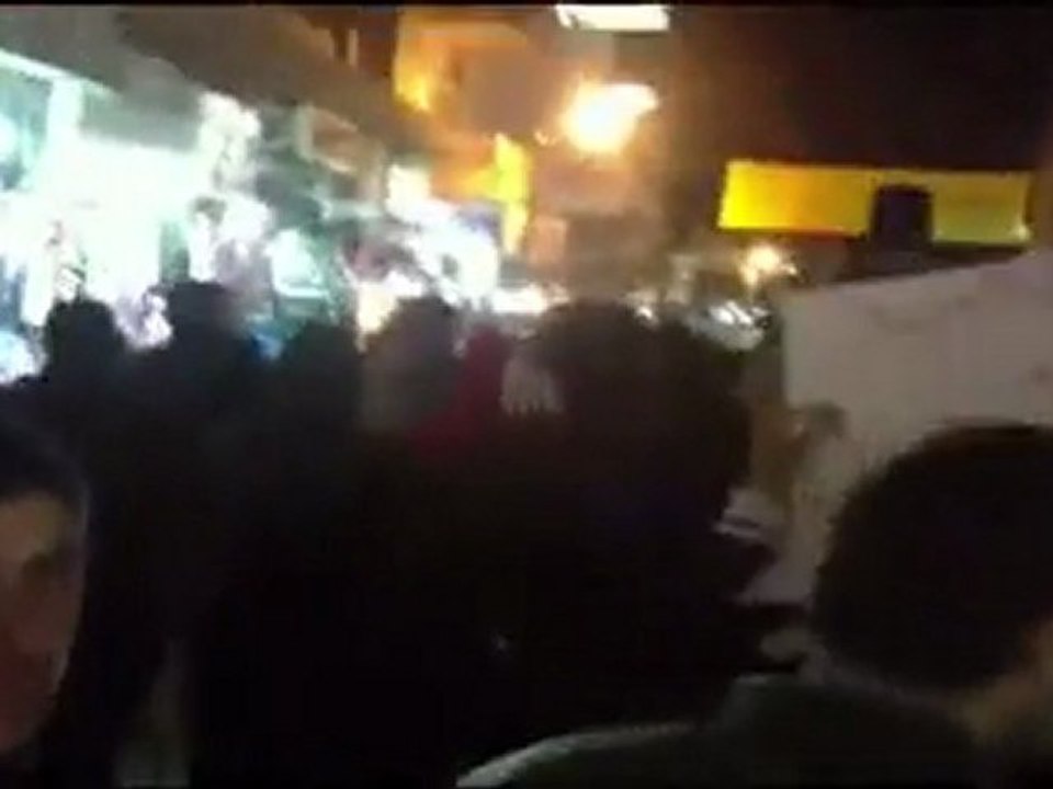 فري برس   ديرالزور مظاهرة مسائية شارع حسن الطه بااروع الهتافات للشهيد و للوطن ولحمص وللزبداني واسقاطا للطاغية 19 1 2012