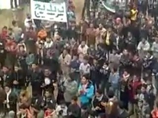 Download Video: فري برس   حماة بريديج مظاهرة لثوار البلدة في جمعة معتقلي الثورة 20 1 2012