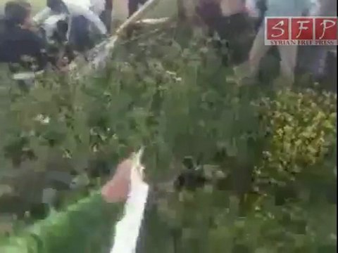 إزالة صور السفاح بشار الأسد من مدينة بنش إدلب 30-4-2011