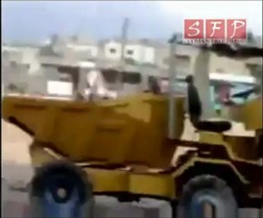 الأمن يهرب في المعرة جمعة أطفال الحرية 3-6-2011