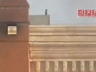 حماة قناص يهرب عند مشاهدة الكاميرا 3-6-2011