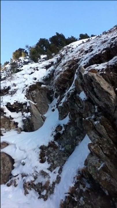 Miguelas al borde de la muerte haciendo snowboard