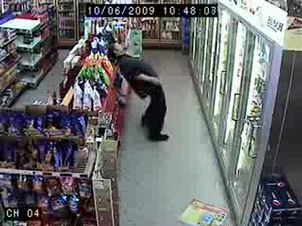 0482 - Homme bourré achète des bières dans une supérette