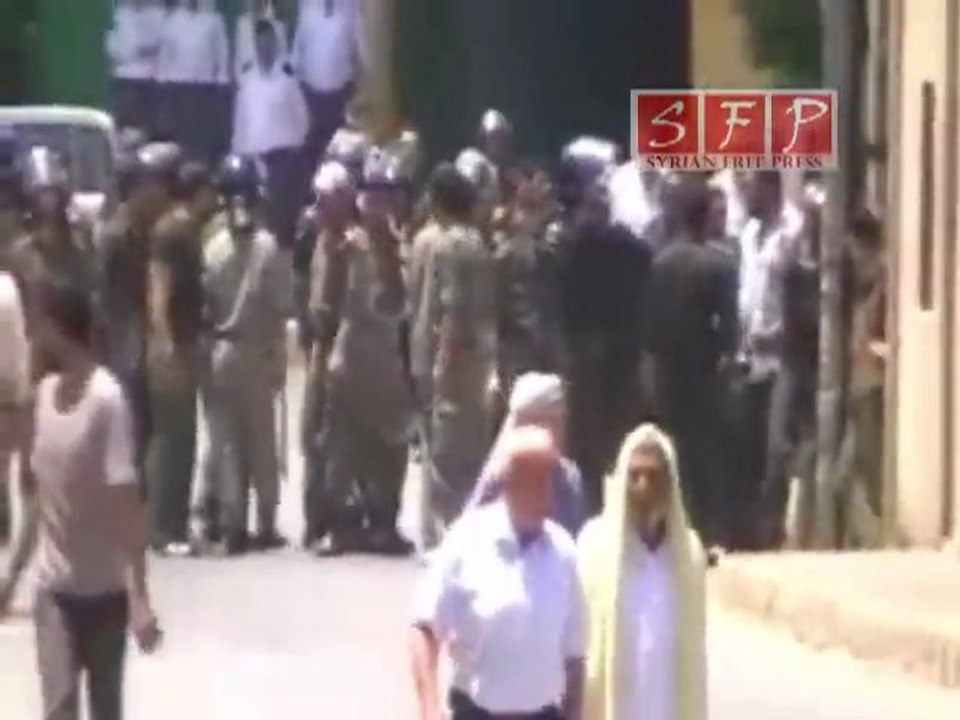 الانتشار الامني المكثف امام مسجد الفرقان ببانياس 24-6-2011