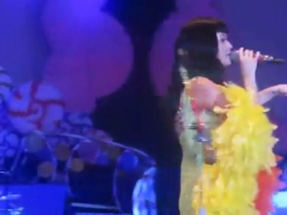 Katy Perry küsst megaheiß