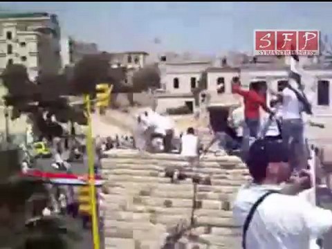 July 1st, 2011 The Syrian Flag in Hama جمعة ارحل: العلم السوري في ساحة...