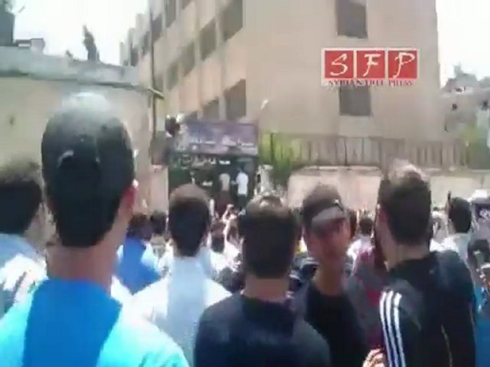 تمزيق صورة بشار الأسد   الميدان   دمشق جمعة لا للحوار 8 7 2011