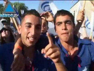 Israeli Youth Descend On Jerusalem To Celebrate