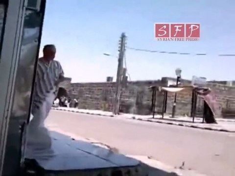 درعا - إطلاق نار عند الجامع العمري أسرى الحرية 15-7-2011