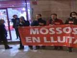 Mossos d'Esquadra reciben con silbidos a Mas en el Palau de la Música en protesta por los recortes