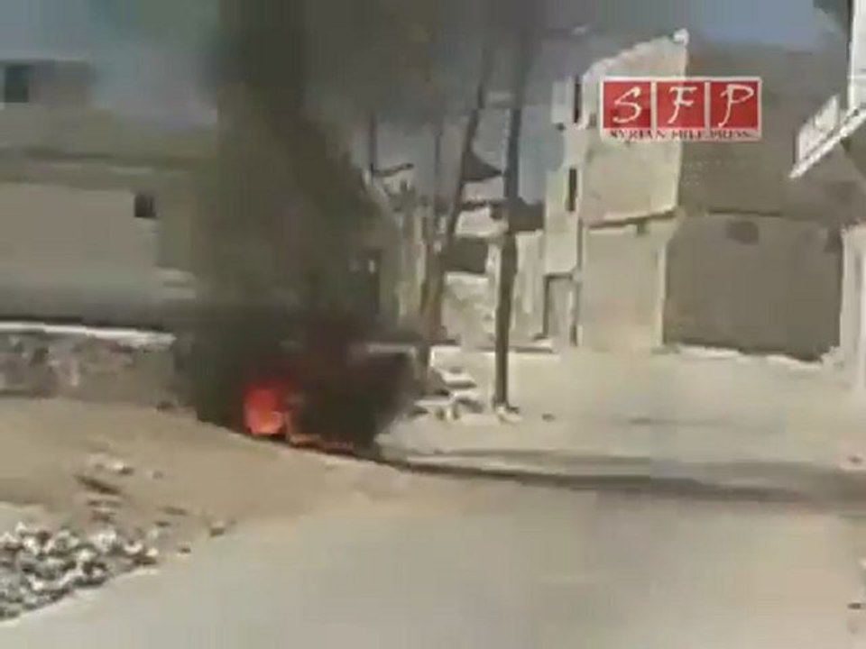 فري برس   ادلب   سرمين اصلاحات بشار الاسد حرق دراجة نارية 30 8 2011