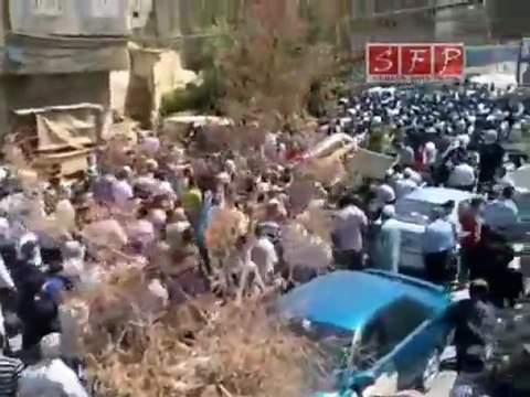 فري برس كفربطنا خروج موكب الشهيد رضا شكير من الجامع الكبير 3 8 2011