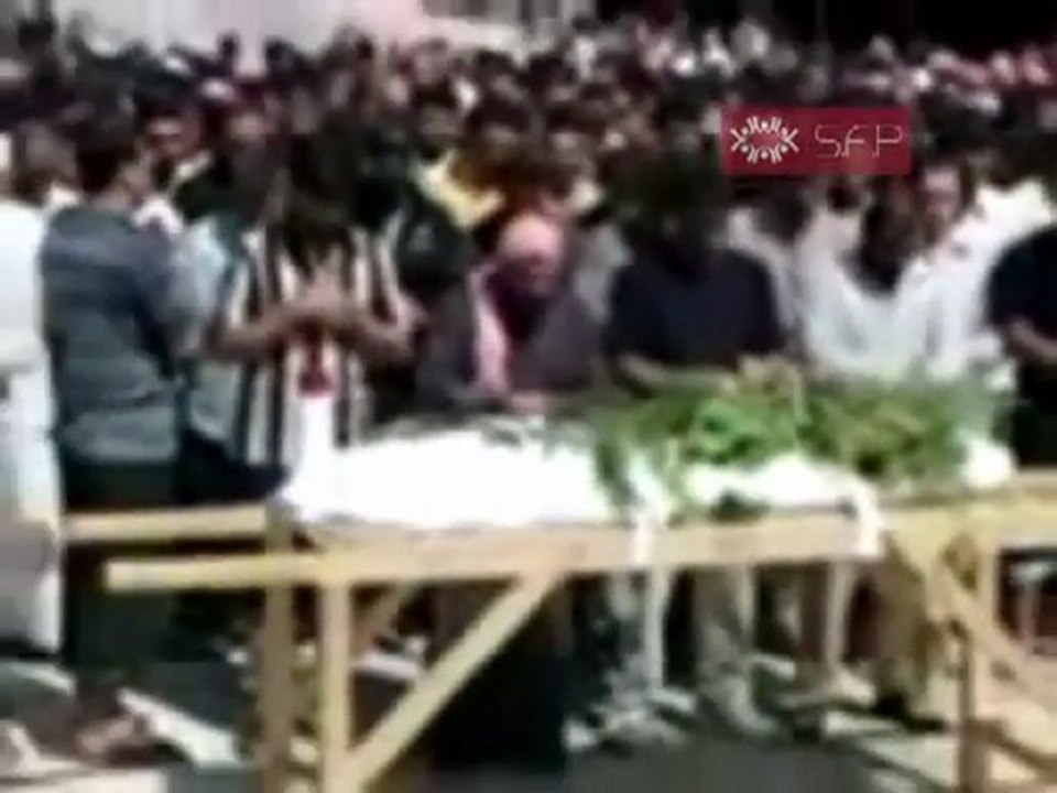 فري برس   ادلب كفروما صلاة الجنازة على الشهيد خالد الديك 11 9 2011