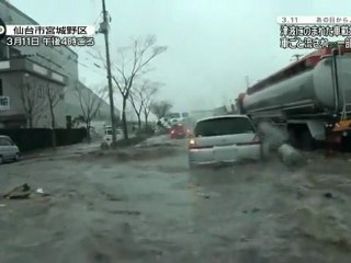 TSUNAMI JAPONAIS A L'INTERIEUR D'UNE VOITURE