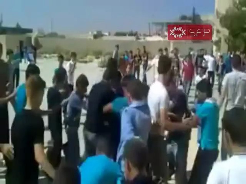 فري برس   خربة غزالة   طلاب المدارس تكسير صور بشار 20 9 2011