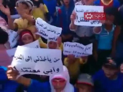 فري برس حمص القصير مظاهرة الطلاب قبل إطلاق الرصاص الثقيل عليها 21 9 2011