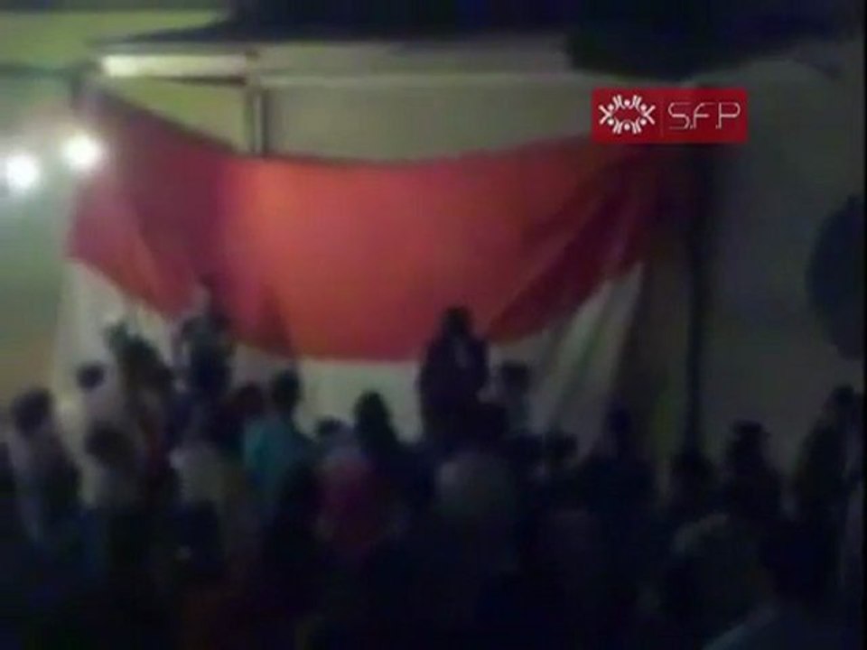 فري برس   حمص جورة الشياح إحدى حرائر حمص تخاطب بالمتظاهرين وتهين النظام الفاسد 4 10 22011