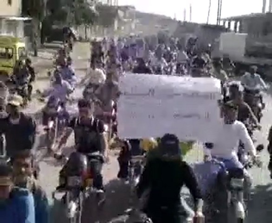 فري برس   حماة قلعة المضيق تشييع جثمان الشهيد علي داشر العلوش 9 10 2011