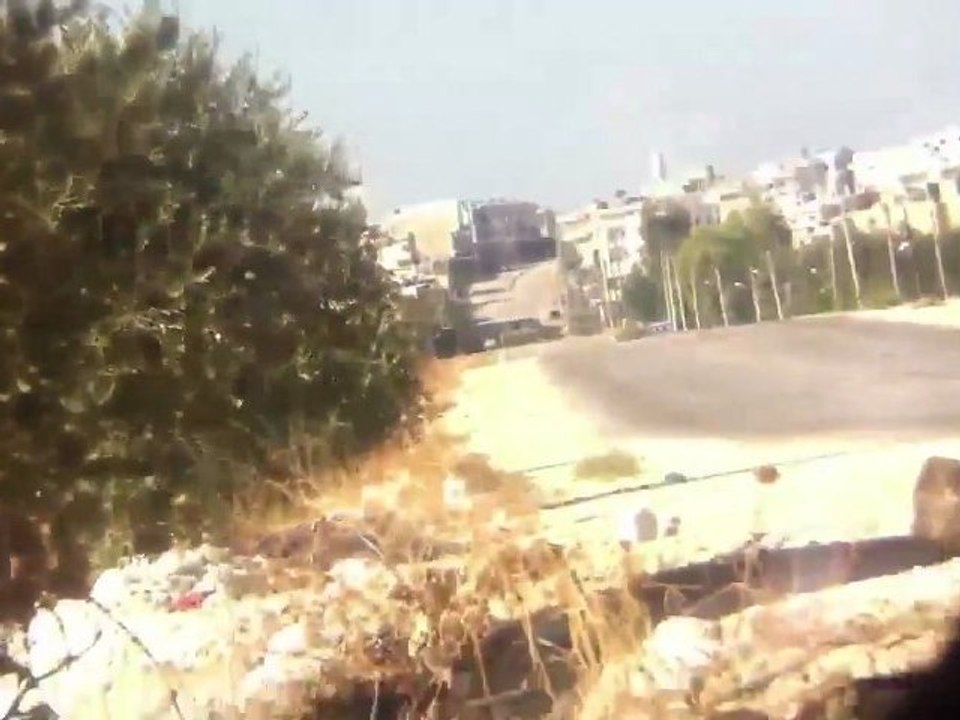 فري برس  إدلب   بنش    الدبابات على المدخل الشرقي لبنش 13 10 2011
