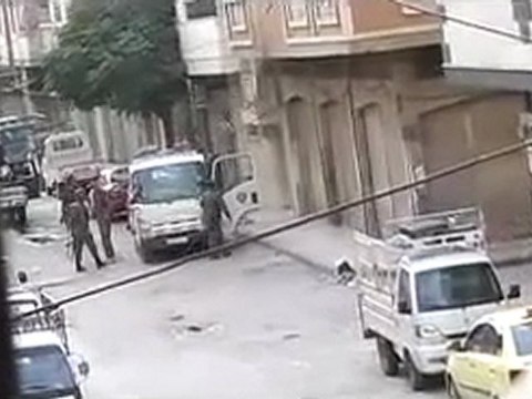 فري برس حمص الخالدية مقطع يظهر الشبيحة وهم يسرقون سيارات 27 10 2011