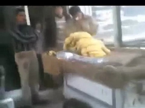 فري برس حماة جنوب الملعب مقطع طويل يظهر انتشار الامن والشبيحة على ابواب مسجد صلاح الدين تحضيرا لقمع المظاهرات وخروج مظاهرة في الحي رغما عن