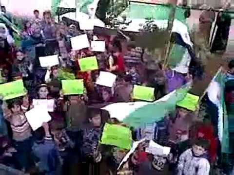 فري برس قاشوش كفرزيتا الصغير يتقاسم سلة الاصلاحات الاسديةمع اطفال البلدة في اول ايام عيد الاضحى المبارك 6 11 2011