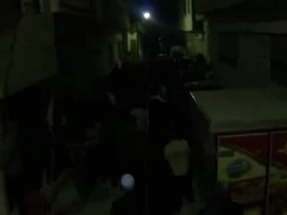 فري برس   مسائية حمص باب الدريب حي الوشة يلي بدو يتحدى أهل حمص من قدها 8 11 2011