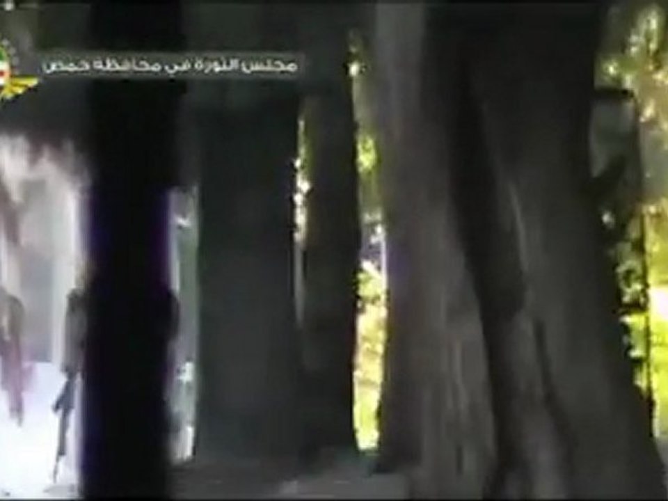 فري برس   حمص باب السباع اطلاق نار على المتظاهرين وعلى المصور من قيبل كتائب بشار وقطعان الشبيحة 8 11 2011