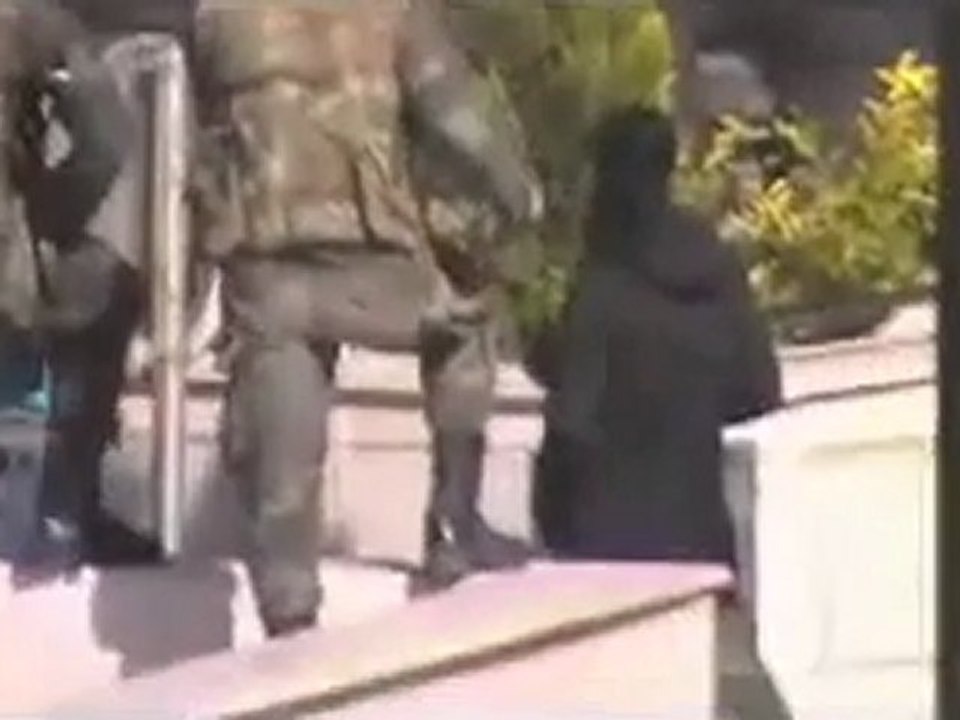 فري برس   هام قناة الدنيا وخلفها عدد كبير من الجيش في برزة 11 11 2011