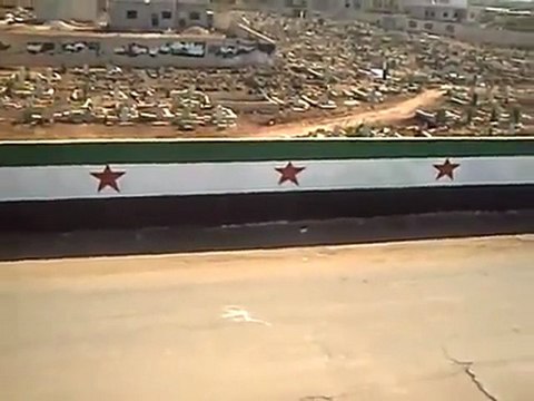 فري برس خربة غزالة الرجل البخاخ يعيد رسم علم الإستقلال على حائط المقبرة بعد قيام عصابات الأمن بمسحه ج1 السبت 12 11 2011