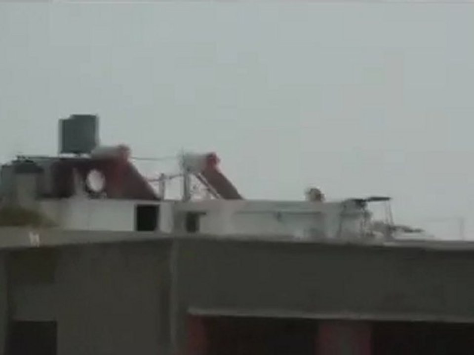 فري برس   حمص بابا عمرو قصف المنازل بشكل عشوائي وتصاعد أعمدة الدخان 14 11 2011 جـ3