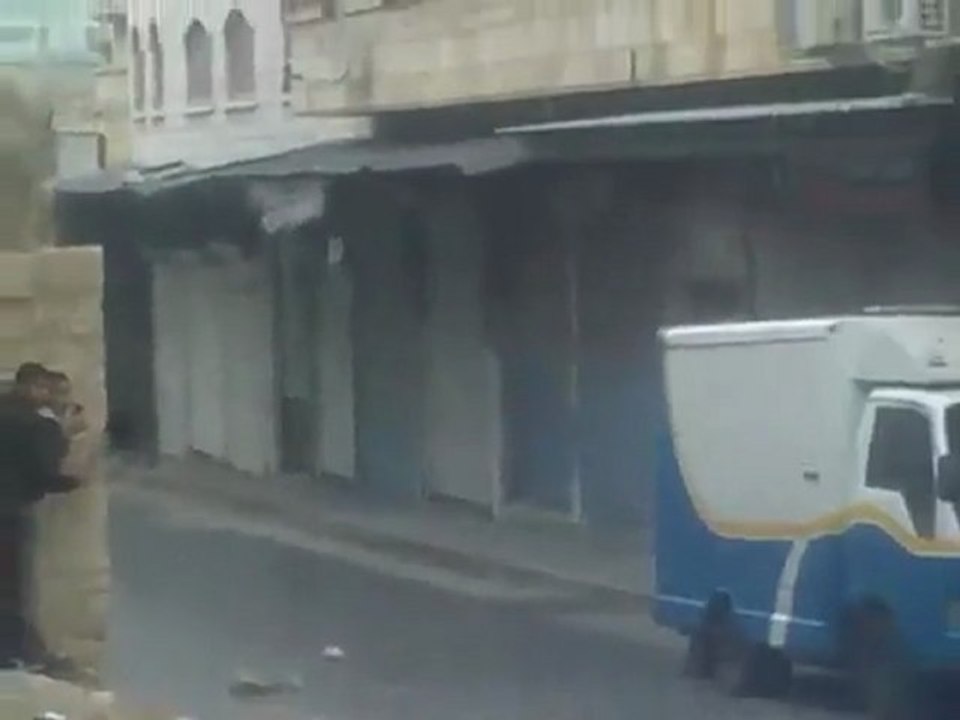 فري برس   عصابات الامن والشبيحة يطلقون الرصاص على المتظاهرين في باب البلد 16 11 2011