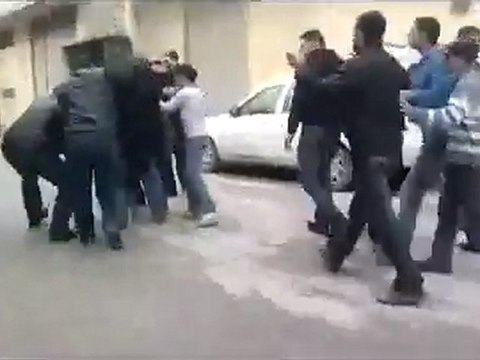 فري برس خروج مظاهرة حاشدة مطالبة بالحرية وإسقاط النظام و سقوط شهداء برصاص الأمن والشبيحة في عربين بريف دمشق عقب صلاة الجمعة بتاريخ 18 11 2011