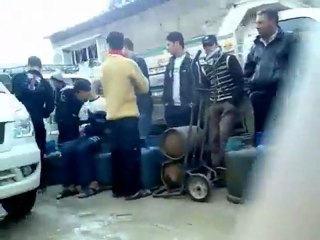 فري برس   أزمة الغاز في حي القدم الدمشقي والناس يقفون في طوابير طويلة جدا 20 11 2011