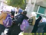 فري برس   معضمية الشام محاولت مليشيات الأسد لإختظاف طلاب المدارس وتصدي الحرائر لهم 21 11 2011 ج1