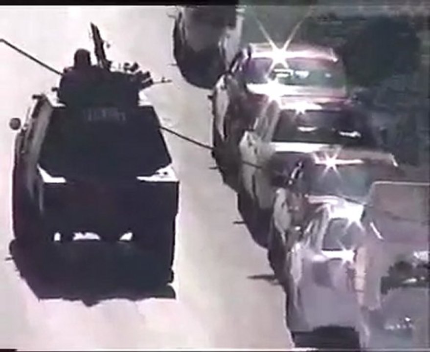 فري برس   حمص حي الملعب جمعة الجيش الحر يحميني تجول المصفحة حول المسجد اثناء الصلاة لإخافة المصلين 25 11 2011