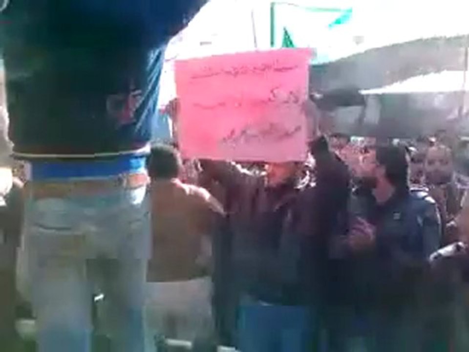 فري برس   حماة قلعة المضيق جمعة الجيش الحر يحميني  25 11 2011