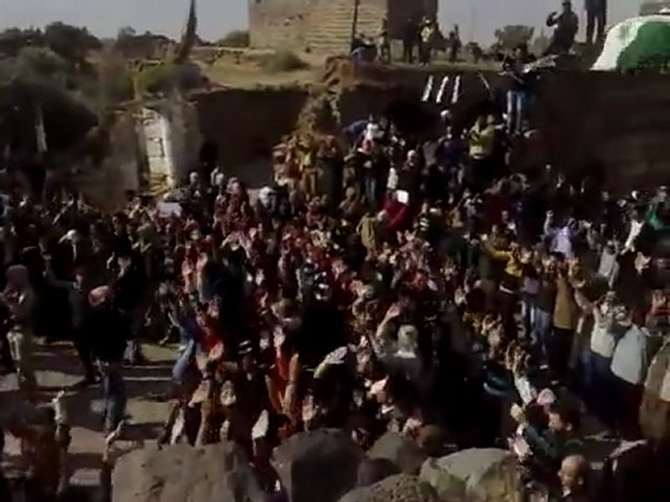 فري برس   درعا بصرى الشام جمعة الجيش الحر يحميني 25 11 2011